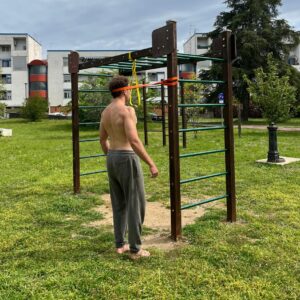 Mario Ortuño Haciendo un ejercicio para el dolor de espalda