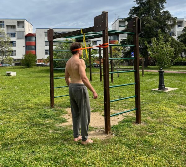 Mario Ortuño Haciendo un ejercicio para el dolor de espalda